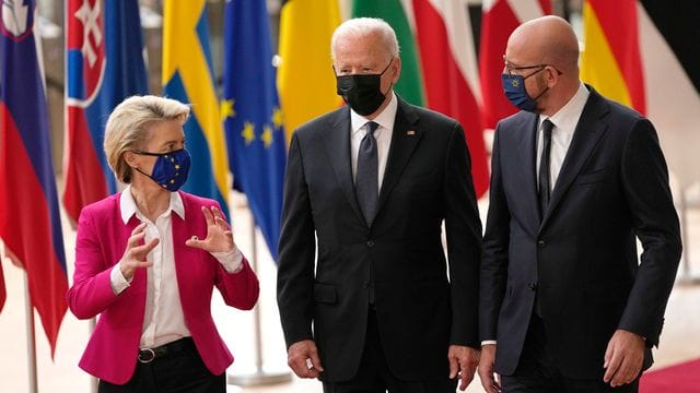 EU-Kommissionspräsidentin Ursula von der Leyen und EU-Ratspräsident Charles Michel (r) empfangen US-Präsident Joe Biden in Brüssel. EU-Kommissionspräsidentin Ursula von der Leyen und EU-Ratspräsident Charles Michel (r) empfangen US-Präsident Joe Biden in Brüssel.