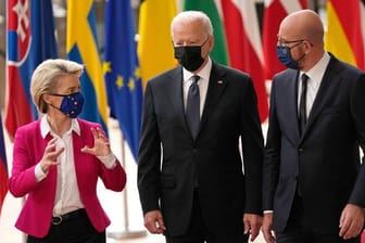 EU-Kommissionspräsidentin Ursula von der Leyen und EU-Ratspräsident Charles Michel (r) empfangen US-Präsident Joe Biden in Brüssel.