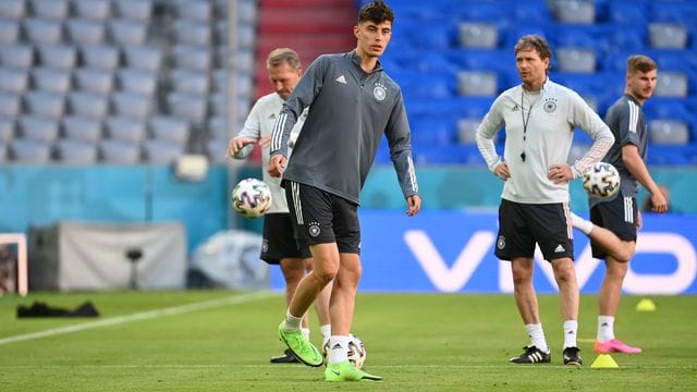 Kai Havertz (M) in München beim Training vor dem Spiel gegen Frankreich.