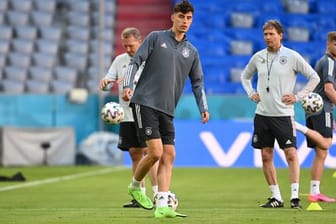 Kai Havertz (M) in München beim Training vor dem Spiel gegen Frankreich.