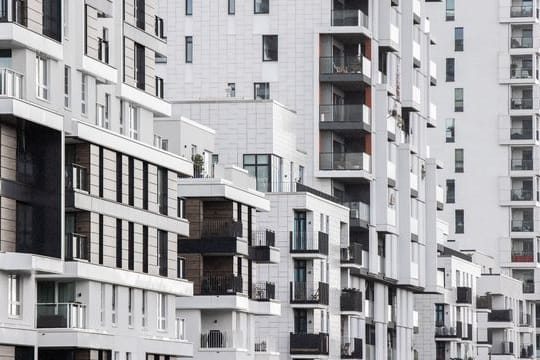 Gut ein Viertel der Haushalte in deutschen Großstädten muss mindestens 40 Prozent des Einkommens für Warmmiete und Nebenkosten aufwenden.