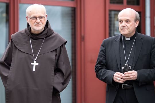 Die Apostolischen Visitatoren Kardinal Anders Arborelius (l) und Bischof Hans van den Hende haben ihren Auftrag im Erzbistum Köln erfüllt.