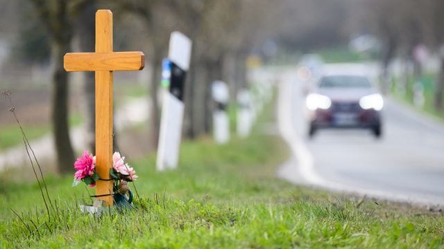 Ein Kreuz zum Gedenken an ein Opfer eines Verkehrsunfalls steht an einer Landstraße im Landkreis Hildesheim. Ein Kreuz zum Gedenken an ein Opfer eines Verkehrsunfalls steht an einer Landstraße im Landkreis Hildesheim.