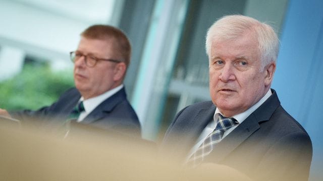 Bundesinnenminister Horst Seehofer (r) Verfassungsschutzpräsident Thomas Haldenwang stellen in der Bundespressekonferenz den Verfassungsschutzbericht 2020 vor. Bundesinnenminister Horst Seehofer (r) Verfassungsschutzpräsident Thomas Haldenwang stellen in der Bundespressekonferenz den Verfassungsschutzbericht 2020 vor.