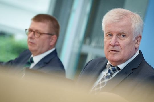 Bundesinnenminister Horst Seehofer (r) Verfassungsschutzpräsident Thomas Haldenwang stellen in der Bundespressekonferenz den Verfassungsschutzbericht 2020 vor.