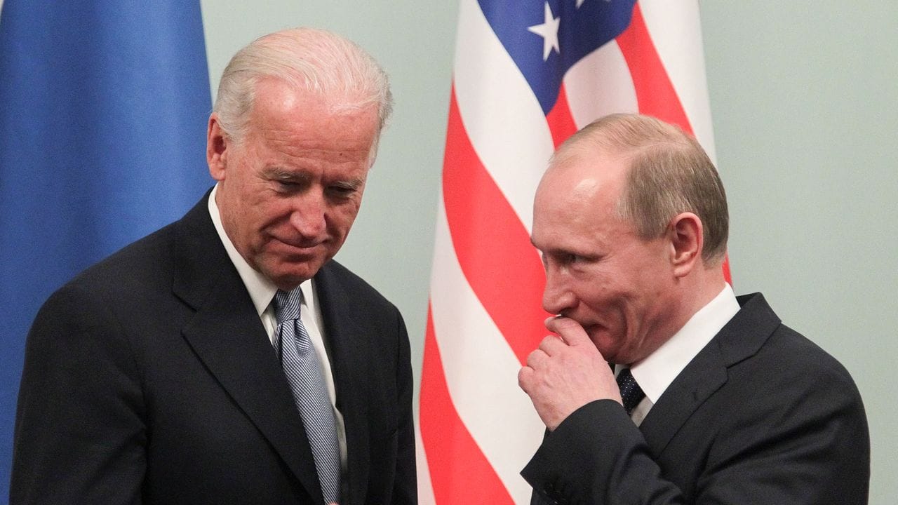 Verhältnis am Tiefpunkt: Joe Biden (l) und Wladimir Putin bei einem Treffen im März 2011. Verhältnis am Tiefpunkt: Joe Biden (l) und Wladimir Putin bei einem Treffen im März 2011.