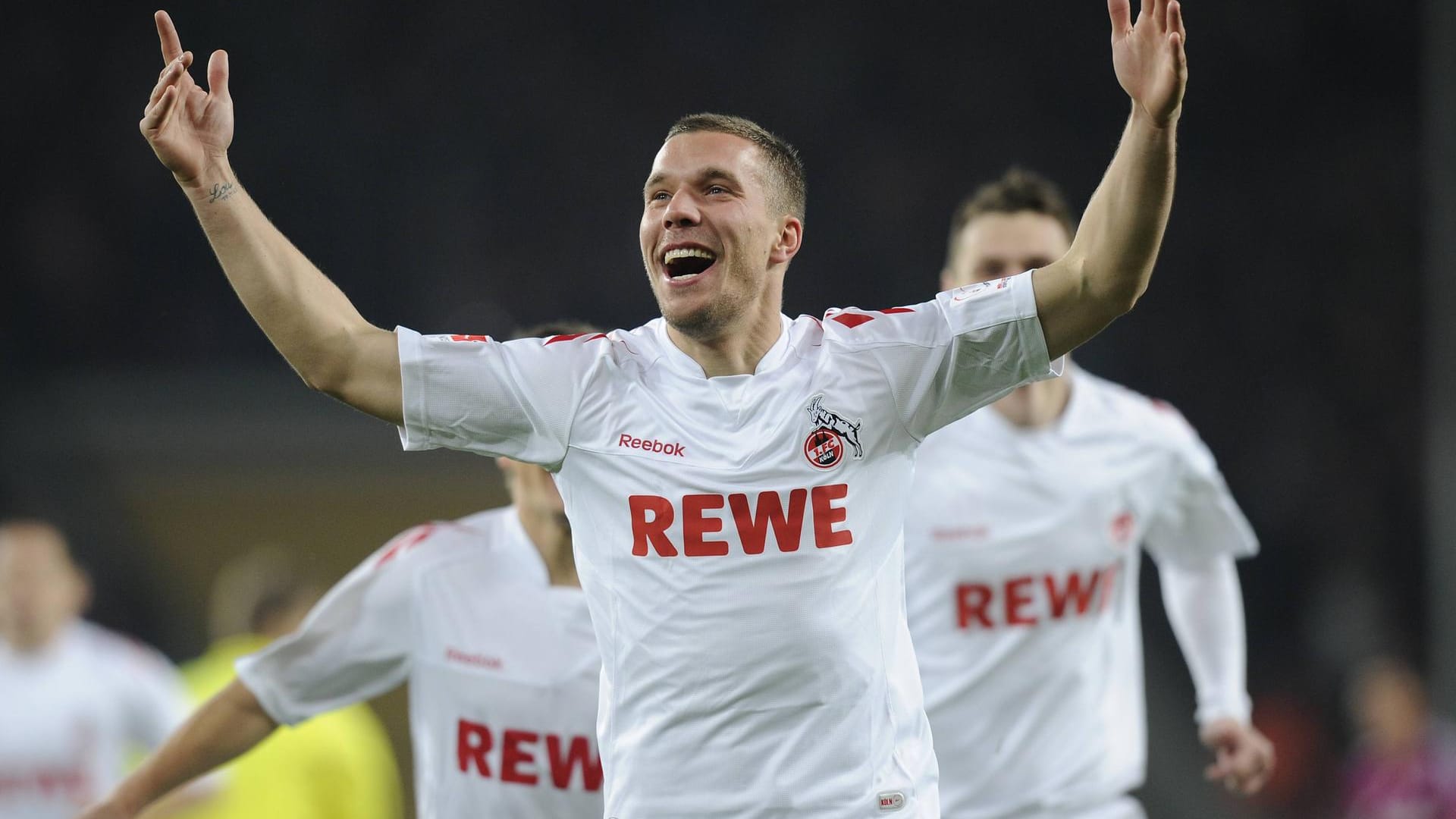 Platz 2: Lukas Podolski – 10 Millionen Euro "Prinz Poldi" ist eine absolute Kölner Legende. Nach drei glücklosen Jahren in München kam er zur Saison 2009/2010 vom FC Bayern zurück nach Köln. Insgesamt erzielte der Stürmer für seinen Herzensverein 86 Tore in 181 Pflichtspielen. (Quelle: transfermarkt.de) Platz 2: Lukas Podolski – 10 Millionen Euro "Prinz Poldi" ist eine absolute Kölner Legende. Nach drei glücklosen Jahren in München kam er zur Saison 2009/2010 vom FC Bayern zurück nach Köln. Insgesamt erzielte der Stürmer für seinen Herzensverein 86 Tore in 181 Pflichtspielen. (Quelle: transfermarkt.de)