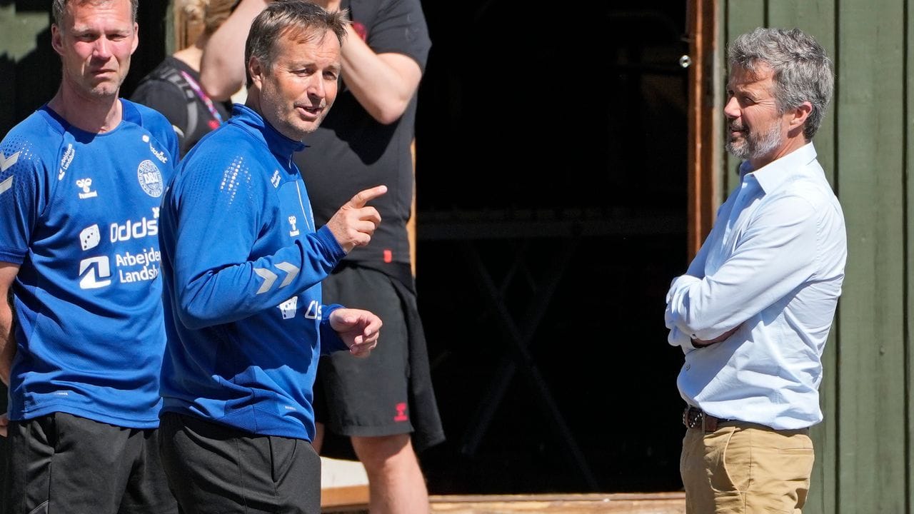 Kronprinz Frederik von Dänemark (r) schaute beim dänischen Training vorbei und sprach mit Trainer Kasper Hjulmand. Kronprinz Frederik von Dänemark (r) schaute beim dänischen Training vorbei und sprach mit Trainer Kasper Hjulmand.