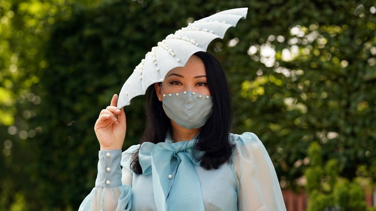 Yuan Li mit Mundschutz unter ihrem Hut in Ascot.