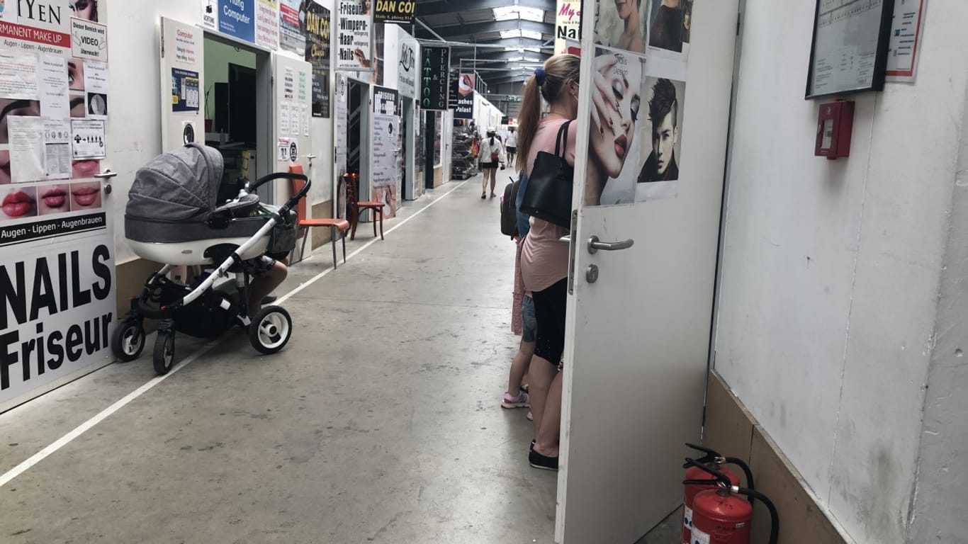 Ein Kinderwagen im Dong-Xuan-Center in Berlin. Laden an Laden ist in Deutschlands größtem Asia-Markt. Gewerbetreibende hier sollen aber auch verwickelt sein in das Geschäft mit Scheinvaterschaften von Kindern vietnamesischer Mütter. (Symbolfoto)