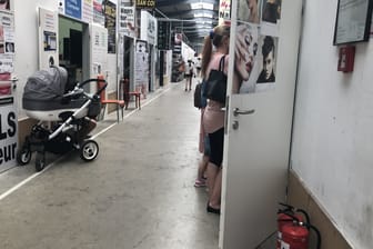 Ein Kinderwagen im Dong-Xuan-Center in Berlin. Laden an Laden ist in Deutschlands größtem Asia-Markt. Gewerbetreibende hier sollen aber auch verwickelt sein in das Geschäft mit Scheinvaterschaften von Kindern vietnamesischer Mütter. (Symbolfoto)
