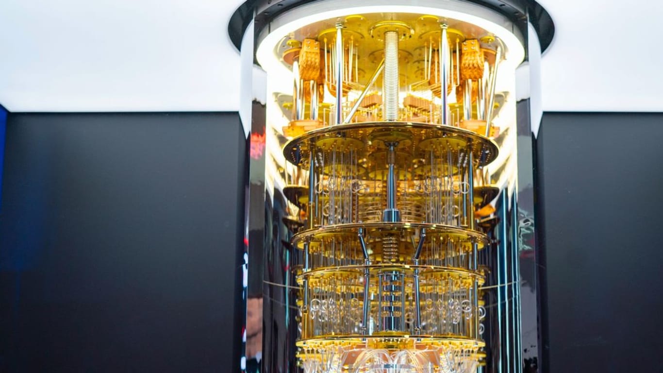 Ein IBM-Quantencomputer der Serie "Q System One" steht bei der Elektronikmesse CES 2020.