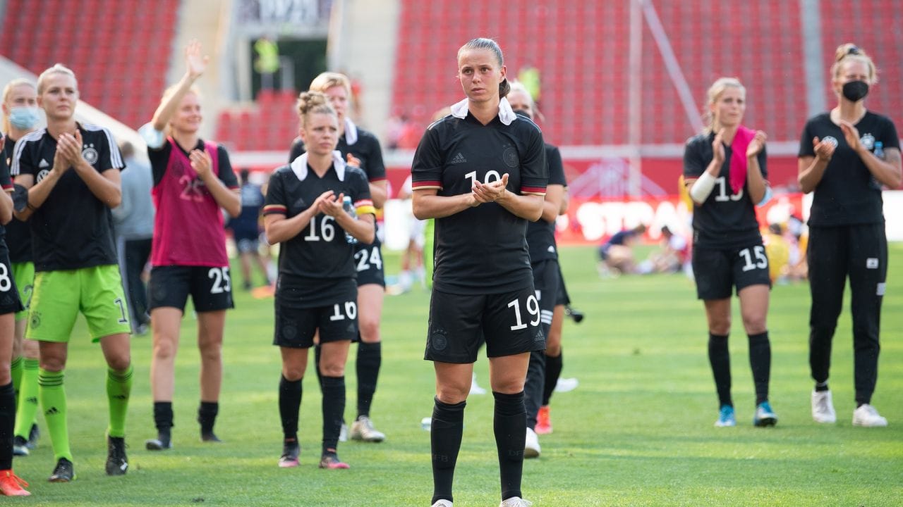 Nichts wollte beim Länderspiel gegen Chile so richtig klappen: Enttäuschung bei Deutschlands Spielerinnen. Nichts wollte beim Länderspiel gegen Chile so richtig klappen: Enttäuschung bei Deutschlands Spielerinnen.