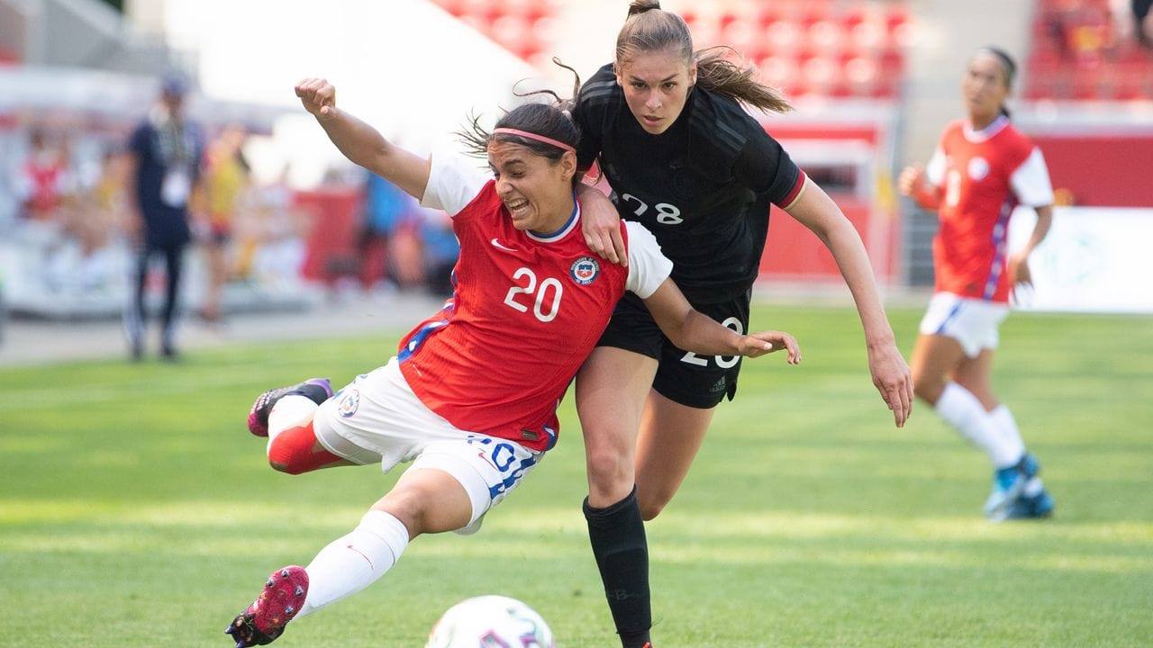 Chiles Daniela Zamora (l) und Deutschlands Jule Brand kämpfen um den Ball. Chiles Daniela Zamora (l) und Deutschlands Jule Brand kämpfen um den Ball.