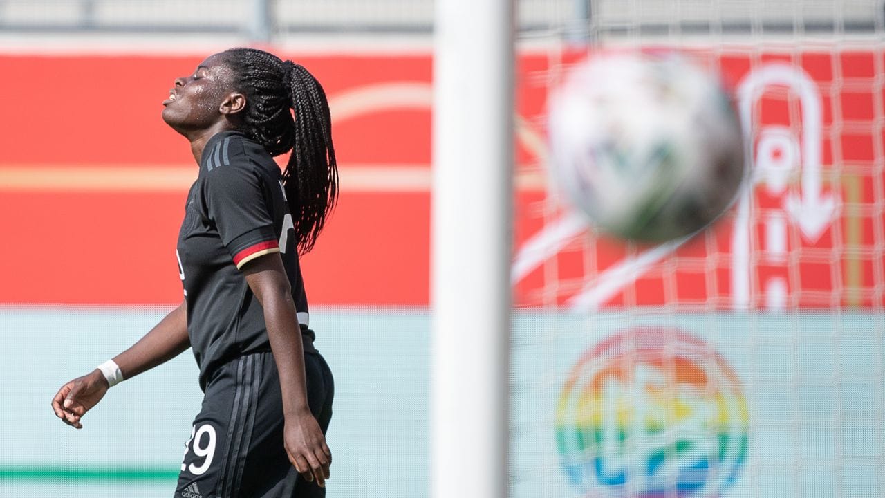 Scheitert mit der letzten Chance der deutschen Spielerinnen auf ein Tor: Nicole Anyomi kurz vor Spielende. Scheitert mit der letzten Chance der deutschen Spielerinnen auf ein Tor: Nicole Anyomi kurz vor Spielende.