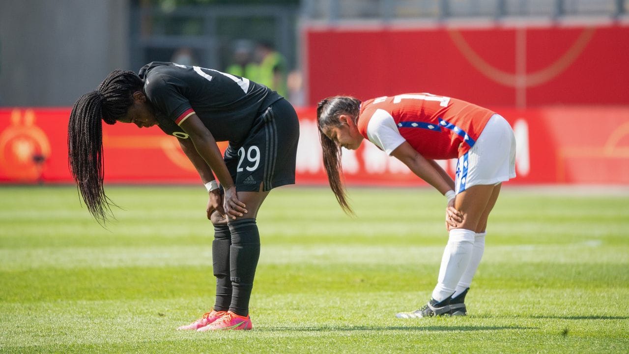 Deutschlands Nicole Anyomi (l) und Chiles Daniela Pardo lassen nach dem Spiel den Kopf hängen. Deutschlands Nicole Anyomi (l) und Chiles Daniela Pardo lassen nach dem Spiel den Kopf hängen.