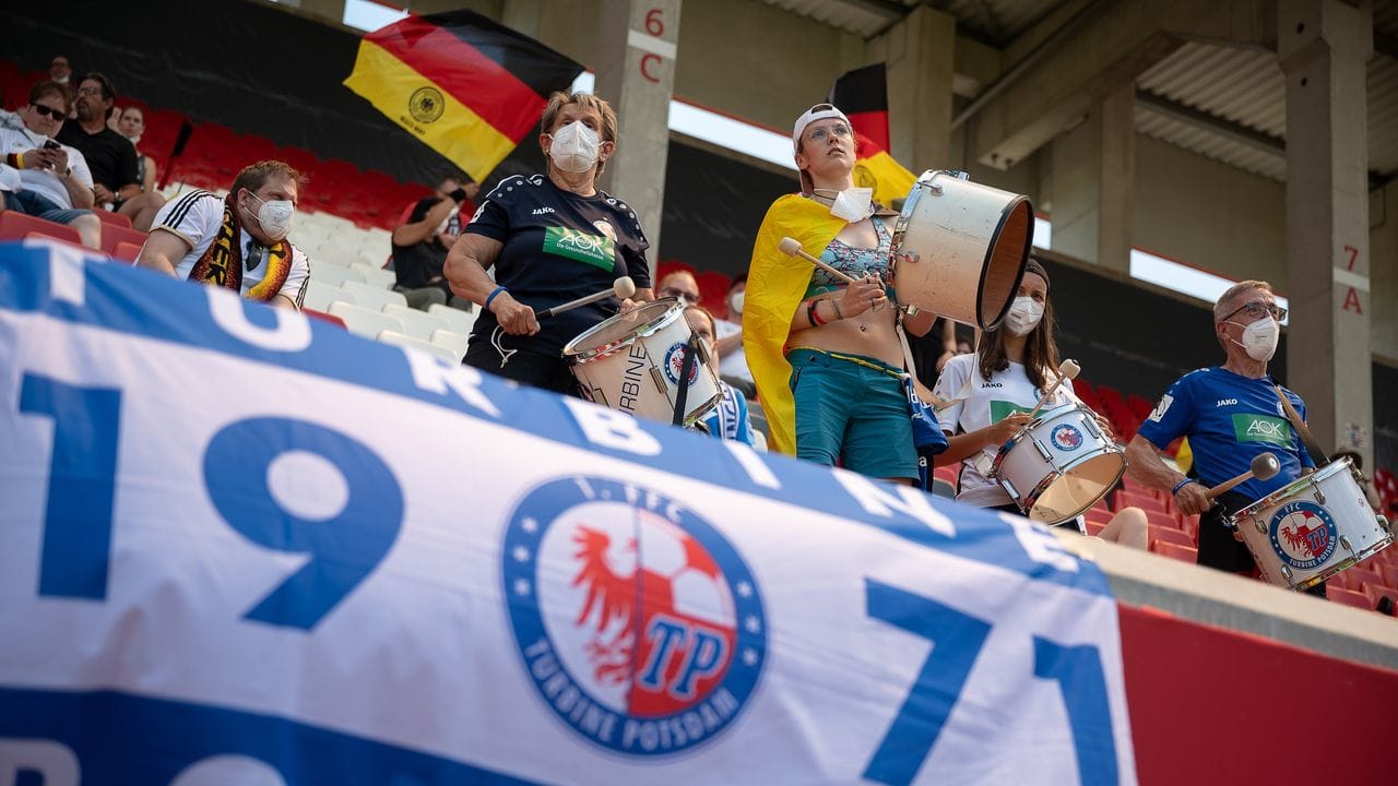 Bis zu 1000 Fans durften dem Testspiel der DFB-Frauen gegen Chile beiwohnen.