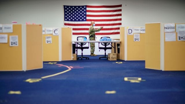 Sergeant First Class Joseph Griego von der Army National Guard arbeitet in der Corona-Impfstelle am ehemaligen Hauptsitz der Citizens Bank. Sergeant First Class Joseph Griego von der Army National Guard arbeitet in der Corona-Impfstelle am ehemaligen Hauptsitz der Citizens Bank.