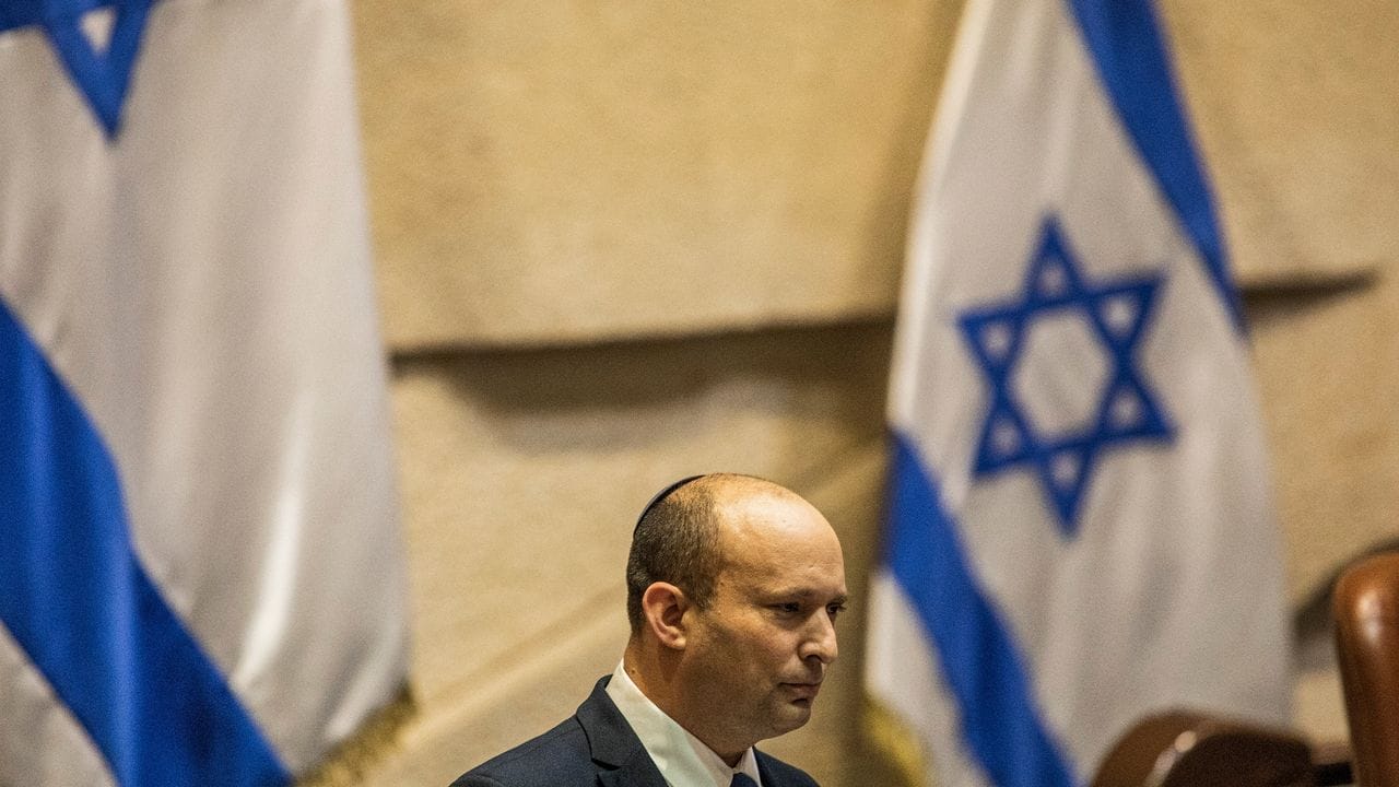 Der Flaggenmarsch setzt die neue Regierung von Regierungschef Naftali Bennett von der ultrarechten Jamina-Partei unter Druck. Der Flaggenmarsch setzt die neue Regierung von Regierungschef Naftali Bennett von der ultrarechten Jamina-Partei unter Druck.