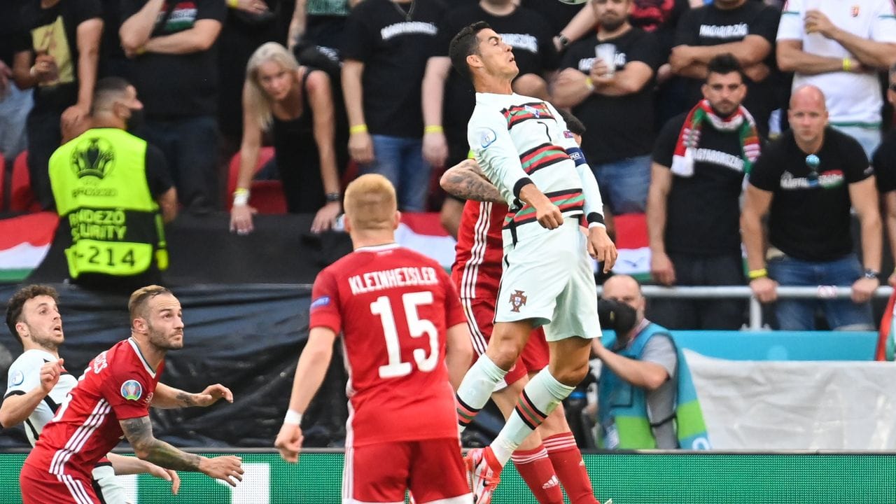 Portugals Superstar Cristiano Ronaldo (r) steigt am höchsten zum Kopfball. Portugals Superstar Cristiano Ronaldo (r) steigt am höchsten zum Kopfball.