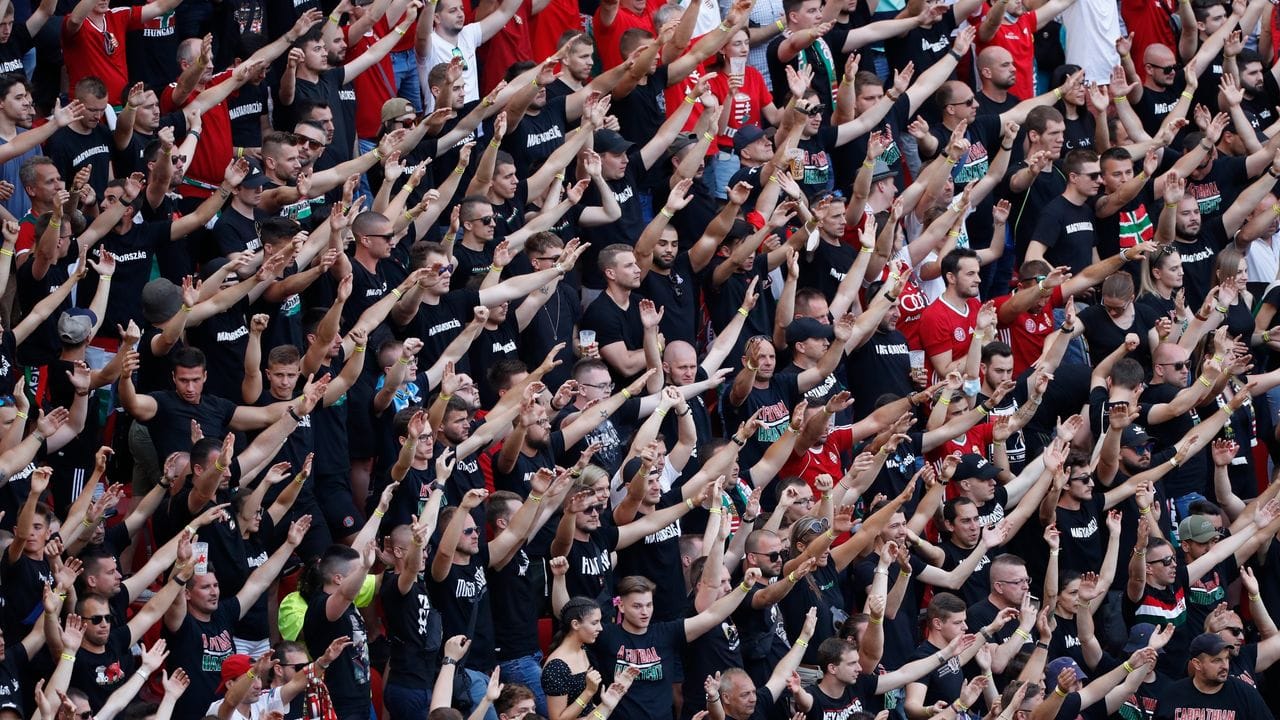 Ungarische Fans standen dicht gedrängt auf den Rängen des Stadions. Ungarische Fans standen dicht gedrängt auf den Rängen des Stadions.