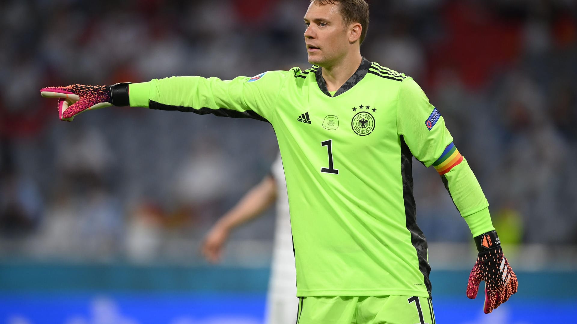 Manuel Neuer: In der ersten Viertelstunde noch ohne Beschäftigung. Klärte dann einen gefährlichen Schuss Mbappés gut zur Ecke (17.). Kurz darauf erneut wachsam gegen Mbappé, als er rechtzeitig aus dem Tor eilte. Beim Gegentor machtlos. Schuldlos an der Niederlage. Note 3