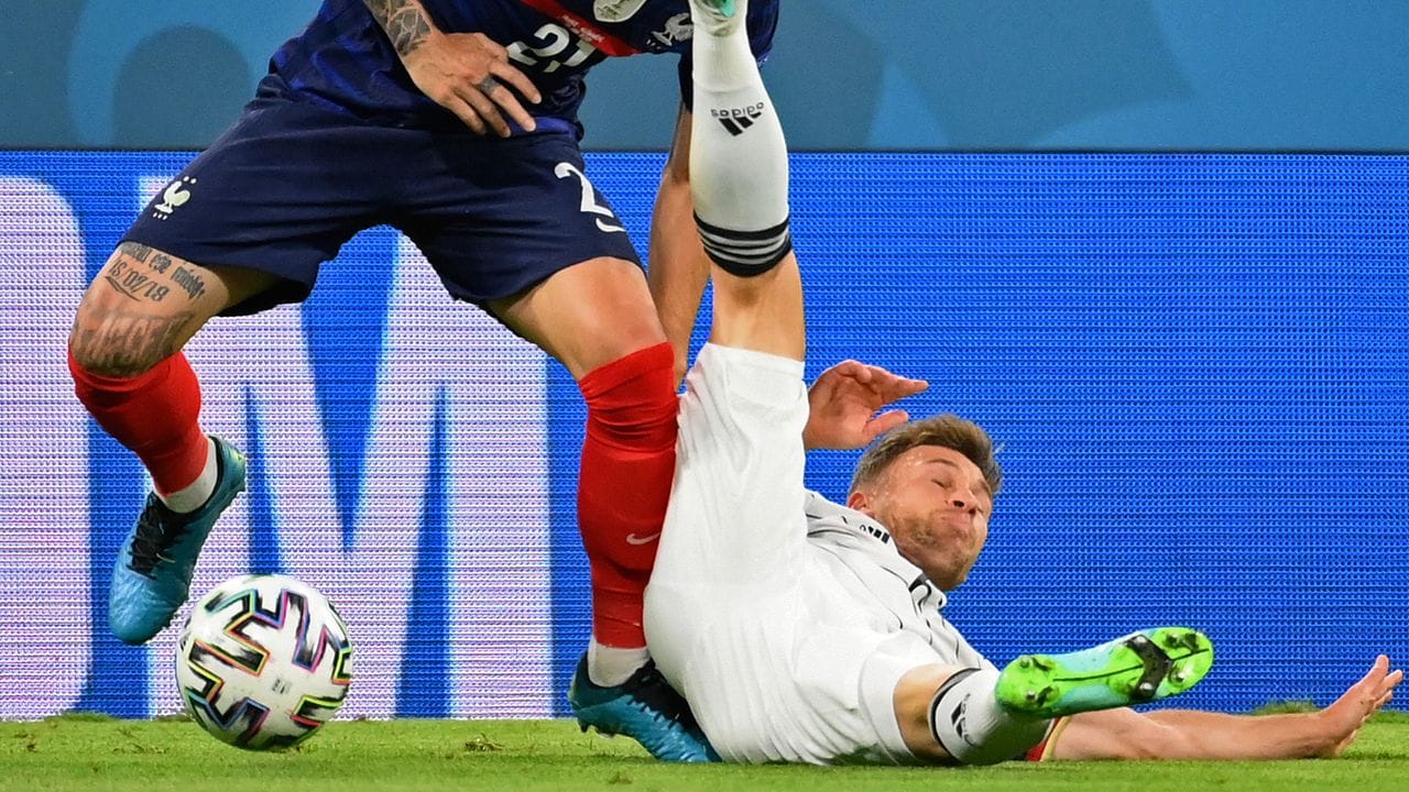 Der Franzose Lucas Hernandez (l) bringt Joshua Kimmich zu Fall und bekommt dabei dessen Schuh ins Gesicht.