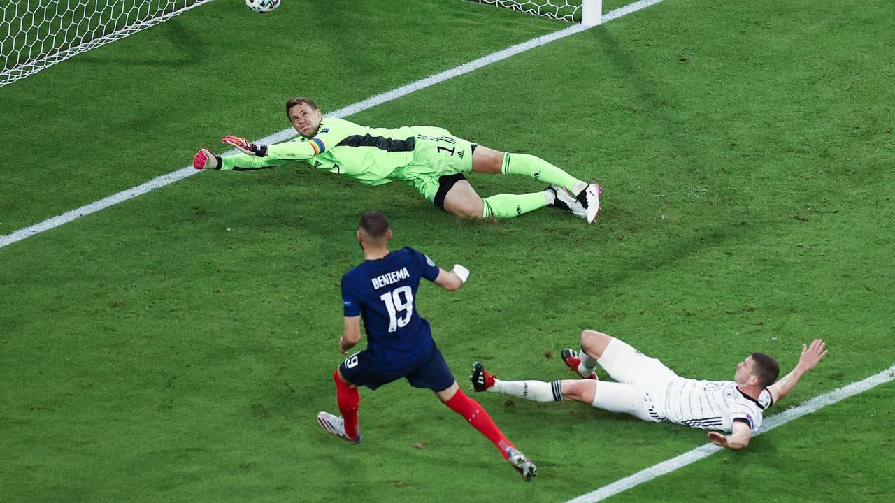 Der Franzose Karim Benzema (19) schießt ein Tor, das abseits gegeben wird.