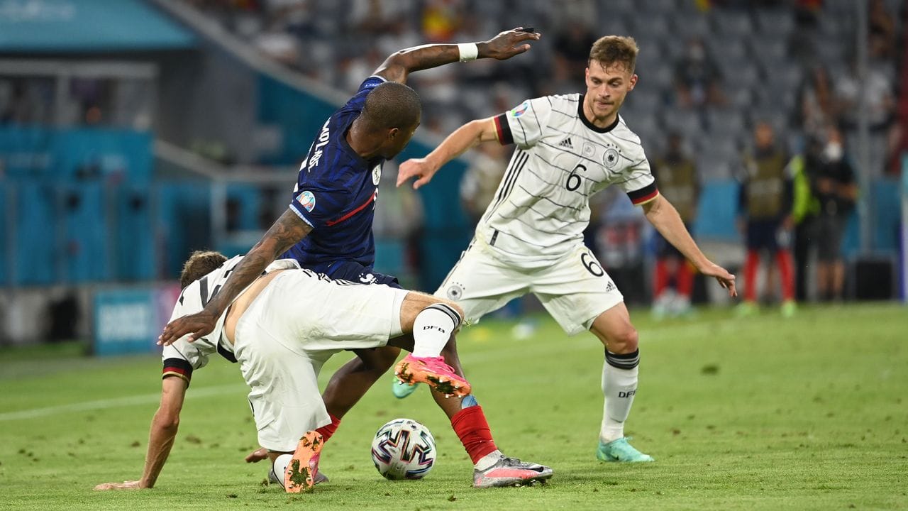 Thomas Müller (l) und Joshua Kimmich in Aktion gegen Frankreichs Presnel Kimpembe.