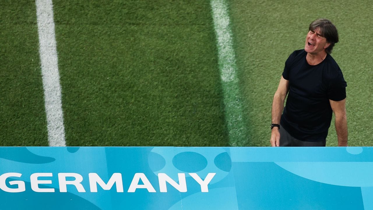 Bundestrainer Joachim Löw reagiert nach der Niederlage.