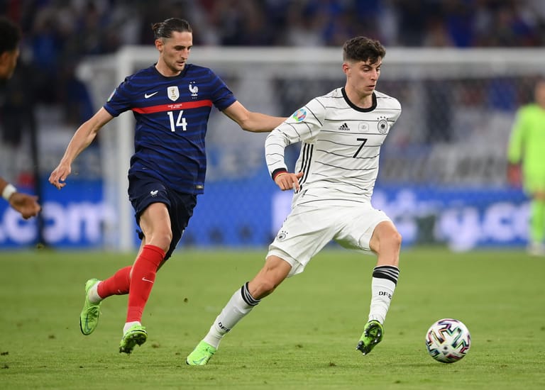 Kai Havertz: Begann im Zentrum als hängende Spitze. Blieb dort auch und suchte Bälle. Hatte zwischen den französischen Innenverteidigern einen schwierigen Stand und konnte seinen Spielwitz aufgrund des fehlenden Platzes kaum ausüben. Kleine Aktion für die Galerie (33.), als er sich um die eigene Achse drehte. Setzte zudem immer wieder gut nach. In der zweiten Hälfte dann aktiver, aber auch nicht mit zwingenden Toraktionen. Ihn ersetzte Sané. Note 4