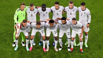 Das DFB-Team hat zum ersten Mal in seiner Geschichte ein EM-Auftaktspiel verloren. Bei der Pleite gegen den Weltmeister erreicht nur ein deutscher Spieler Normalform – und einer steht neben sich. Die Einzelkritik.