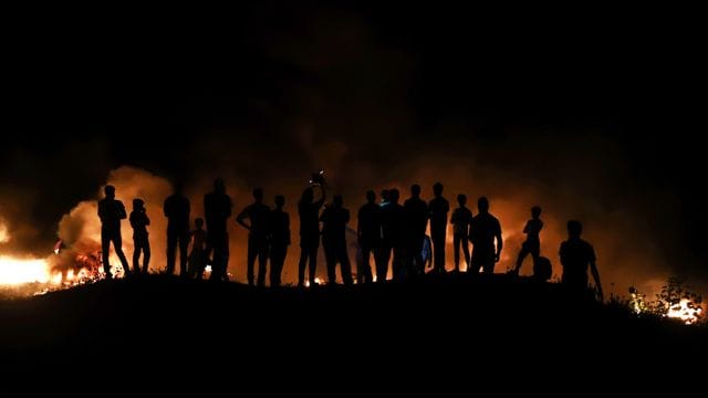 Palästinensische Demonstranten protestierten gegen den Flaggenmarsch israelischer Nationalisten. Palästinensische Demonstranten protestierten gegen den Flaggenmarsch israelischer Nationalisten.