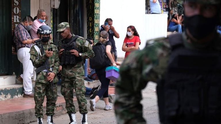 Bei einem Anschlag auf einen Militärstützpunkt im Osten Kolumbiens werden dutzende Menschen verletzt.