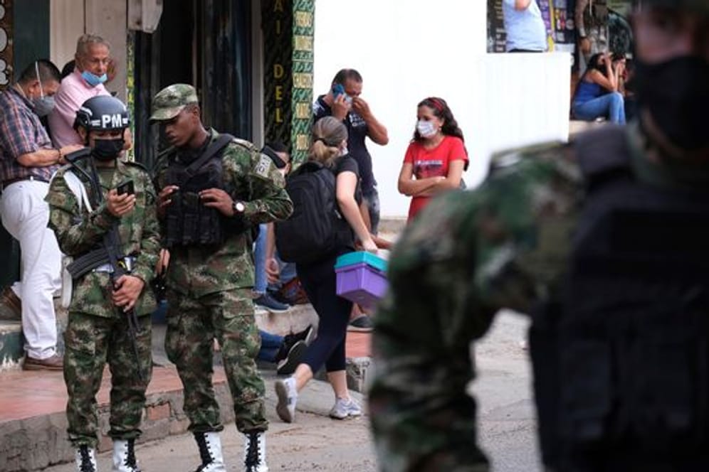 Bei einem Anschlag auf einen Militärstützpunkt im Osten Kolumbiens werden dutzende Menschen verletzt.