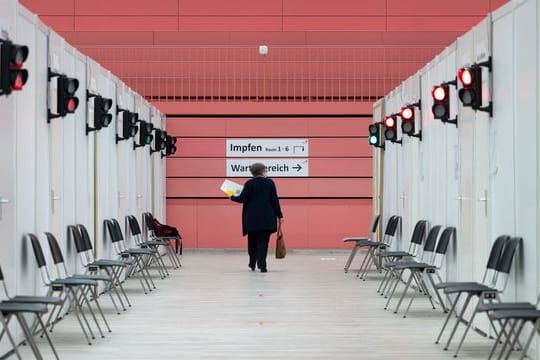Wie es mit den Impfzentren weitergeht, ist offen - mehrere Bundesländer wollen sie länger als geplant weiterführen.