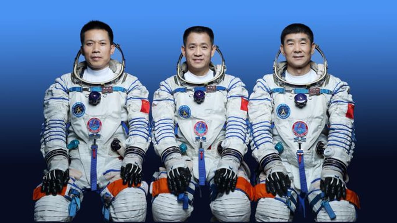 Die Astronauten Nie Haisheng (M), Liu Boming (r) und Tang Hongbo werden die Mission durchführen.