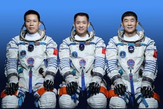 Die Astronauten Nie Haisheng (M), Liu Boming (r) und Tang Hongbo werden die Mission durchführen.