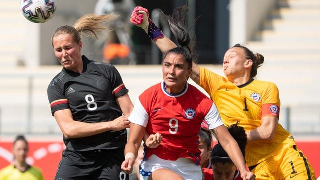 Chiles Torhüterin Christiane Endler (r) klärt neben DFB-Spielerin Sydney Lohmann (l).