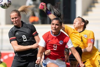 Chiles Torhüterin Christiane Endler (r) klärt neben DFB-Spielerin Sydney Lohmann (l).