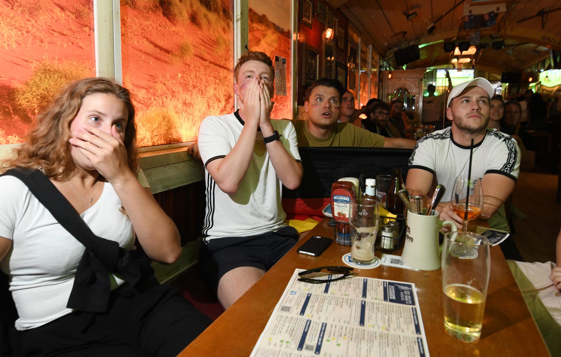 Geschockte Gesichter in München: Gäste der Ned Kelly's Australian Bar schauen sich das Spiel auf einem Monitor an.