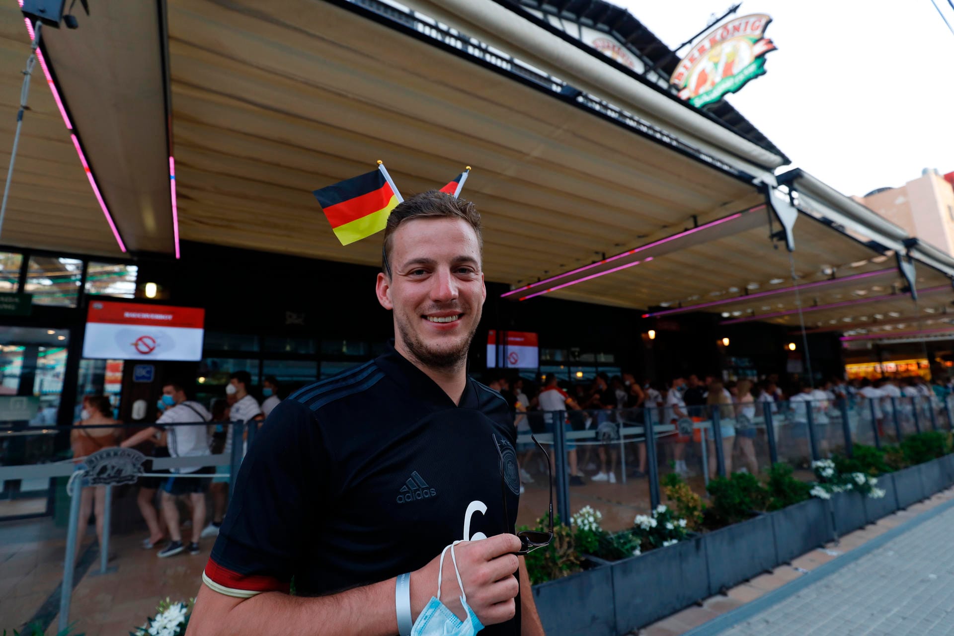 Gute Laune vor dem Anpfiff auf Mallorca: Tobias aus Stuttgart trägt Deutschland-Fähnchen, um seine Unterstützung für die deutsche Nationalmannschaft zu zeigen.