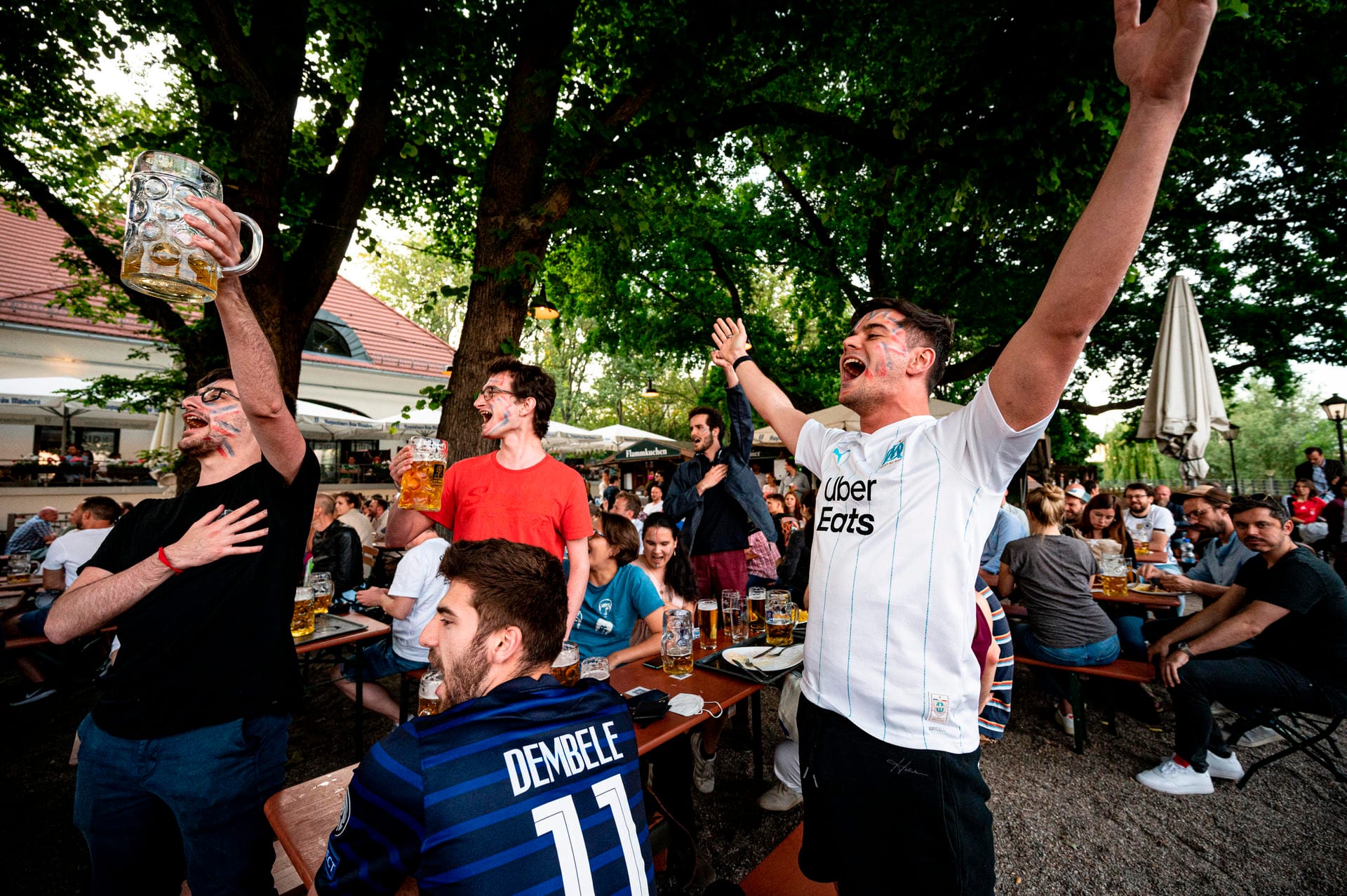 Jubel bei den französischen Fans: Diese Gruppe im Berliner Zollpackhof hat gerade Mats Hummels Eigentor gesehen.