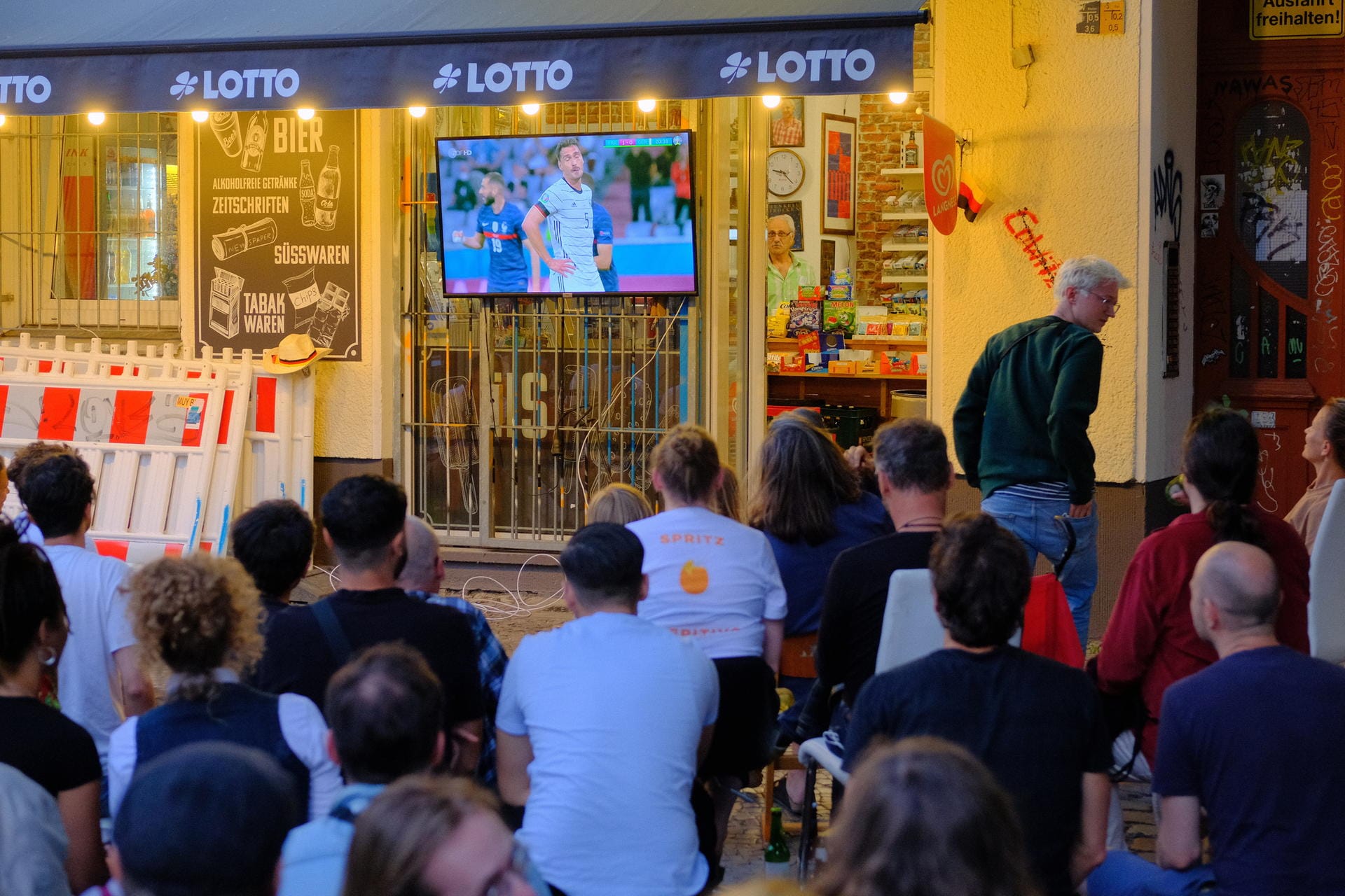 Public Viewing auf Berlinerisch: Vor diesem Spätkauf im Bezirk Neukölln haben Menschen gemeinsam das Spiel verfolgt.