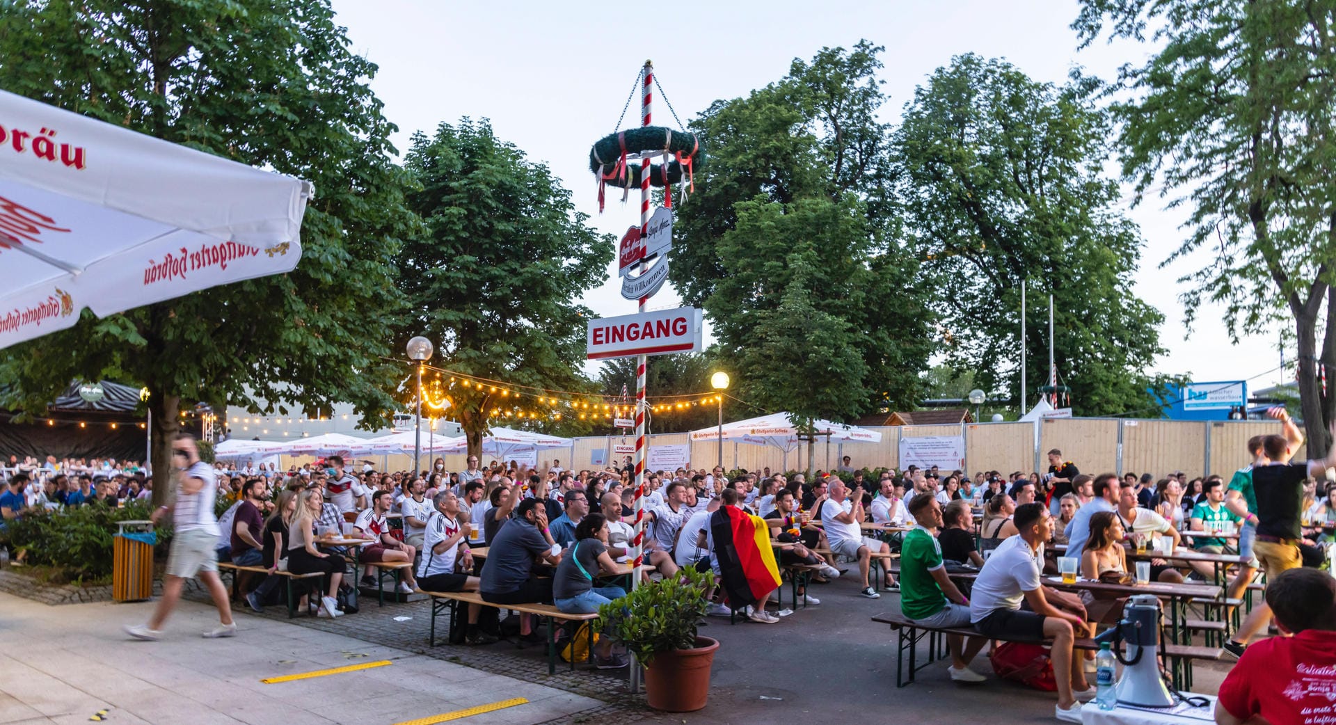 Bestes Wetter beim Public Viewing im Biergarten im Schlossgarten Stuttgart: Hunderte Fans verfolgten hier gemeinsam das erste Deutschland-Spiel.
