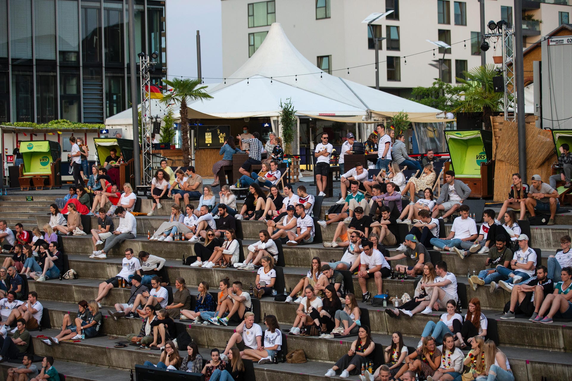 Fußball-Fans in Köln: Besucher eines Open-Air-Kinos verfolgen das EM-Spiel.