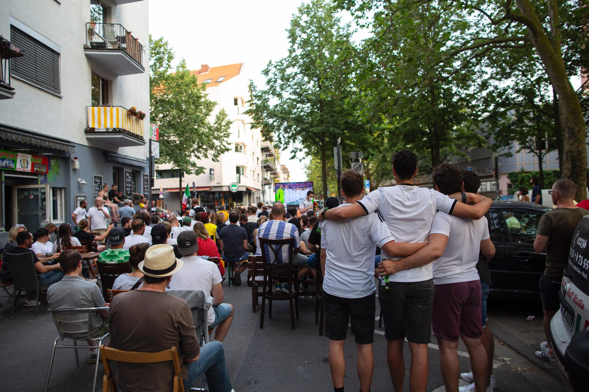 Gäste in einer Kölner Sportbar: Zuschauer fiebern über den Bildschirm mit der deutschen Mannschaft mit.