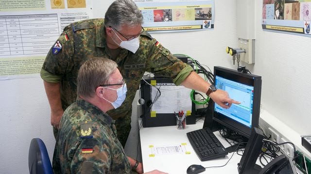 Oberstleutnant Patrick Leander Scheid (hinten) und Generalarzt Dr.