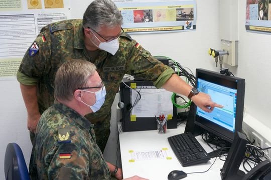 Oberstleutnant Patrick Leander Scheid (hinten) und Generalarzt Dr.