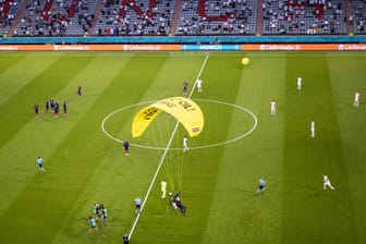 Ein Greenpeace-Aktivist landete vor dem Spiel der Deutschen gegen Frankreich auf dem Rasen der Münchner Allianz Arena, verletzte dabei zwei Personen und hatte selbst unheimliches Glück. Es sollte nicht das einzige "Eigentor" des Abends bleiben. Denn eine knappe halbe Stunde später...